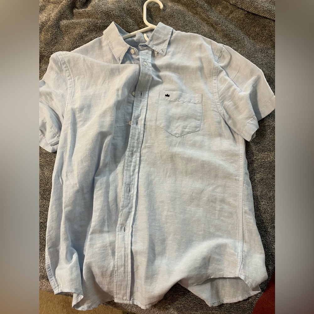 Crown and ivy lightweight denim shirt. Short sleeves sized M. Very comfortable.